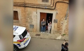 İspanya polisi Mallorca'da karantinadaki ailelere şarkı söyledi