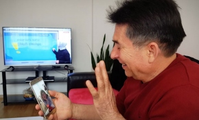 Öğrencilerini tek tek görüntülü arayarak yoklama alıyor