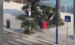 İtalya'da yaşlı çift bir metre mesafe kuralını iple korudu