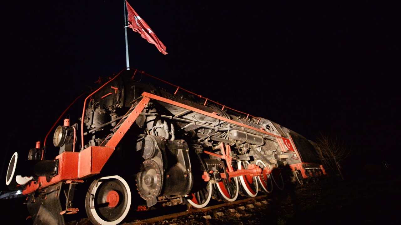 Sultan 2. Abdülhamid`in çok önem verdiği ve hayata geçirdiği Hicaz Demir Yolu Projesi ile sosyal, kültürel ve ekonomik olarak şekillenmesinde de bir milat yaşayan Osmanlı topraklarında, 1923 yılına kadar toplam 4 bin 136 kilometre demir yolu ağı örüldü.