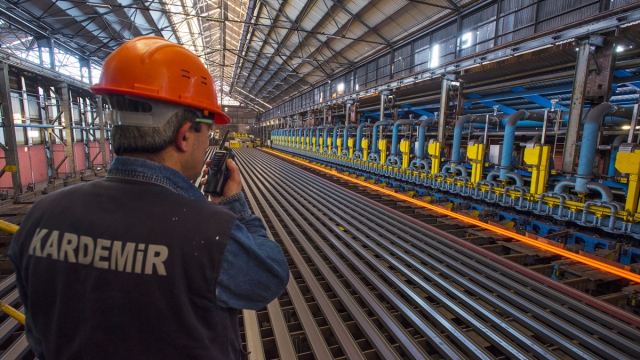 Büyük Önder Mustafa Kemal Atatürk`ün çok büyük önem verdiği projeleri arasında yer alan demir yolu ağı, Atatürk döneminde yapılan büyük yatırımlarla genişledi ve 1950`ye gelindiğinde 7 bin 900 kilometreye ulaştı.