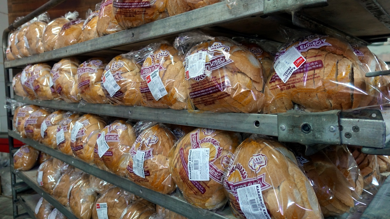 Kırklareli`nde birçok fırın ürettiği ekmek ve ekmek çeşitlerini ambalajlayarak vatandaşlara satıyor.