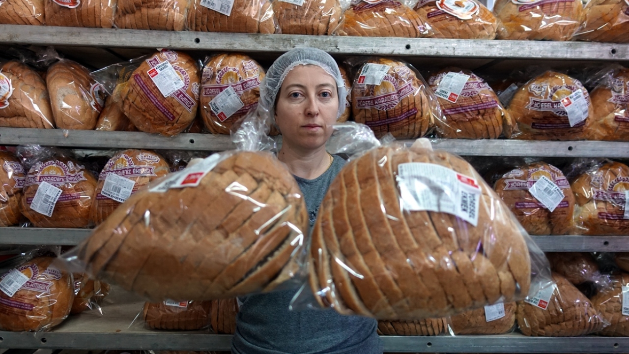 Fırın işletmecisi Mete Zaralı, yaptığı açıklamada, Tarım ve Orman Bakanlığının talimatı kapsamında ekmekleri ambalajlayarak satışa sunduklarını söyledi.