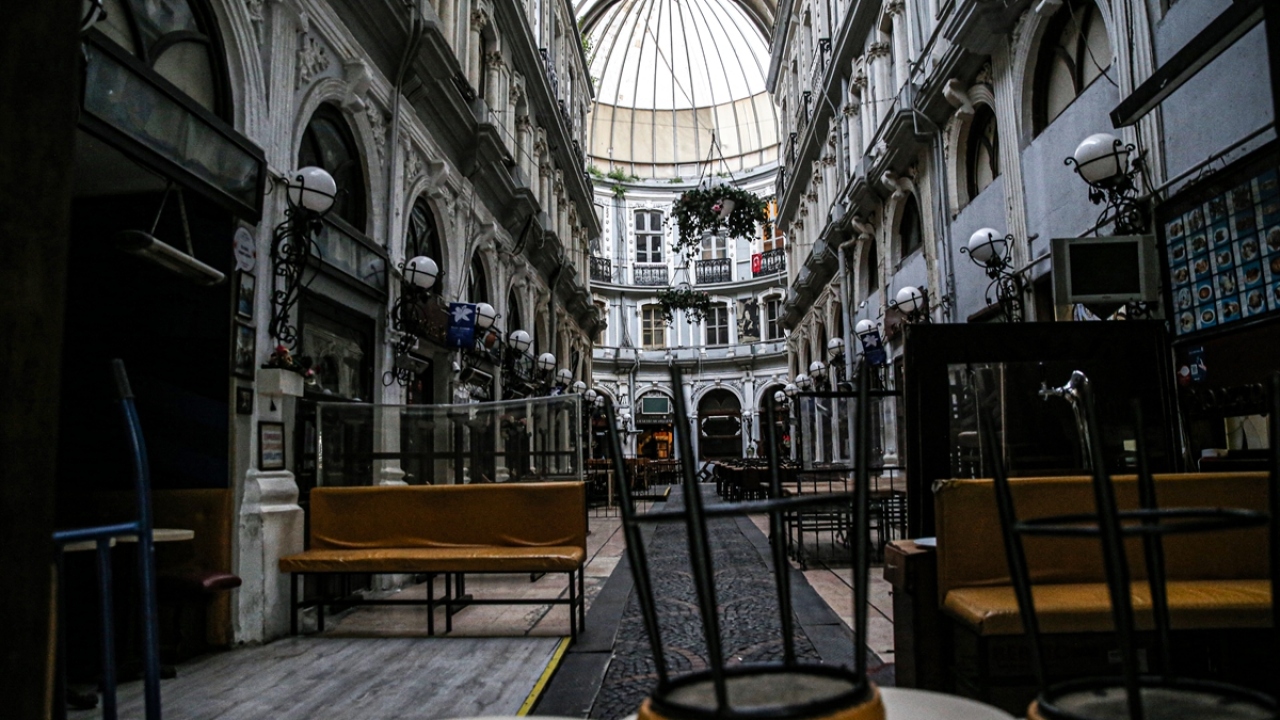 Normalde kalabalık olan Çiçek Pasajı da önlemler kapsamında kapatıldı.