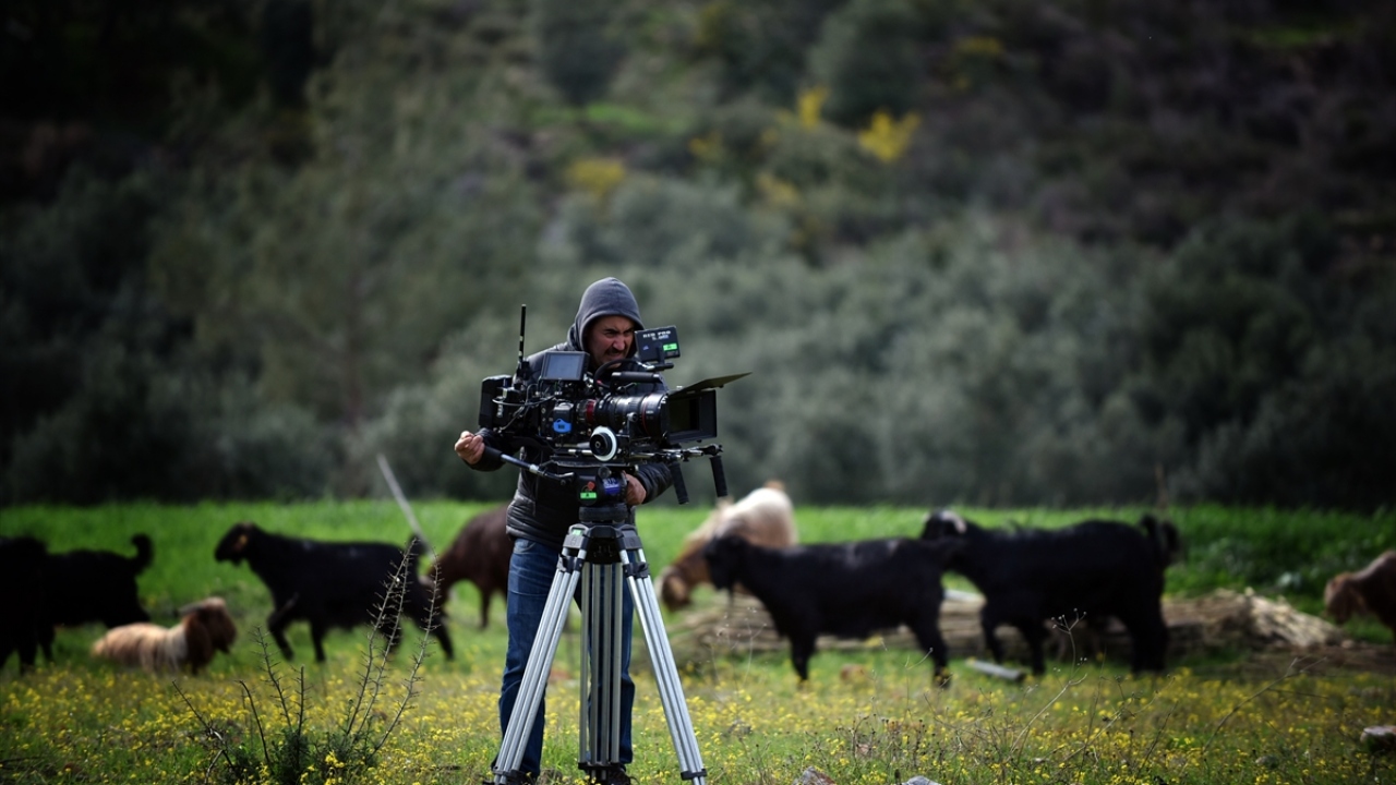 Oyunculardan Timur Ölkebaş da projeyi kendisine sunulduğunda hiç düşünmeden kabul ettiğini kaydetti.