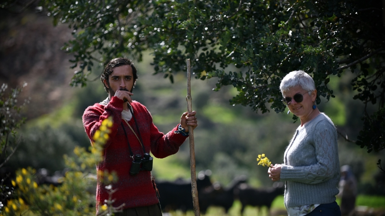 Oyuncu Zeynep Elçin de doğa ile iç içe bir ortamda Sarıkeçili Yörükleriyle birlikte olmaktan mutluluk duyduğunu ve çekimlerin kıl çadırlarda yapılıyor olmasının kendileri için keyifli bir deneyim olduğunu anlattı.