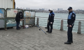 Üsküdar'da bariyerlerin arkasında balık tutarken yakalandı