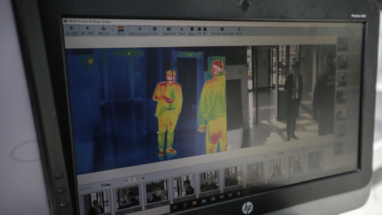 İlk etapta geçen yıl 2 milyona yakın yolcunun kullandığı Ankara YHT Garı`na monte edilen termal kamerayla buraya giriş çıkış yapan tüm vatandaşların vücut ısıları ölçülecek. 