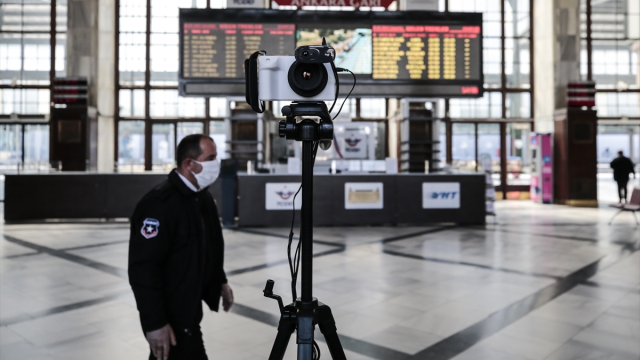 Gar ve istasyonlarda bulunan yolcular sosyal mesafeye uymaları konusunda sık sık uyarılıyor. 