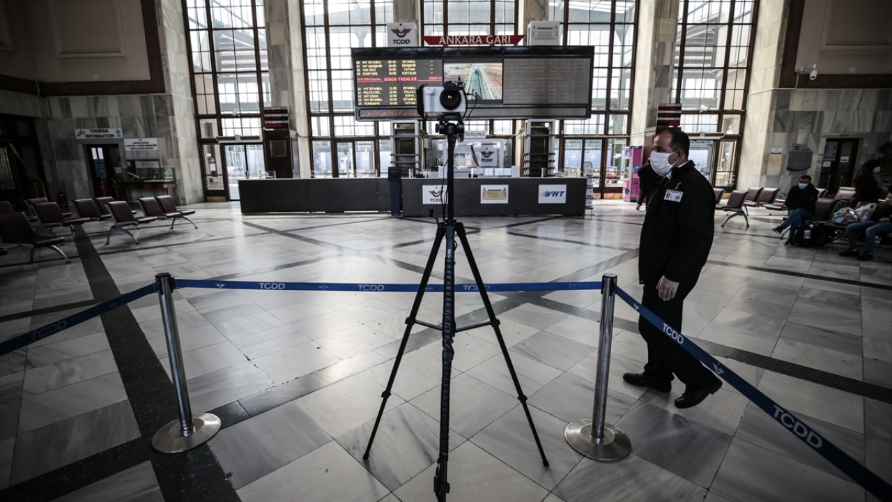 TCDD tarafından hazırlanan bilgilendirme afişlerinin asıldığı gar ve istasyonların giriş-çıkışlarına dezenfeksiyon makineleri yerleştirildi.