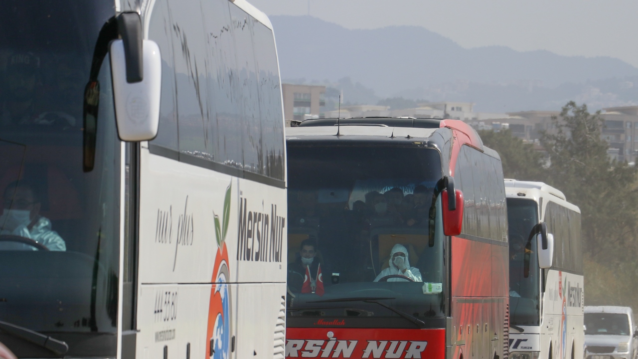 Kıbrıs`tan deniz yoluyla Mersin`e ulaşan vatandaşlar burada yapılan ilk kontrollerin ardından ülkeye alındı.