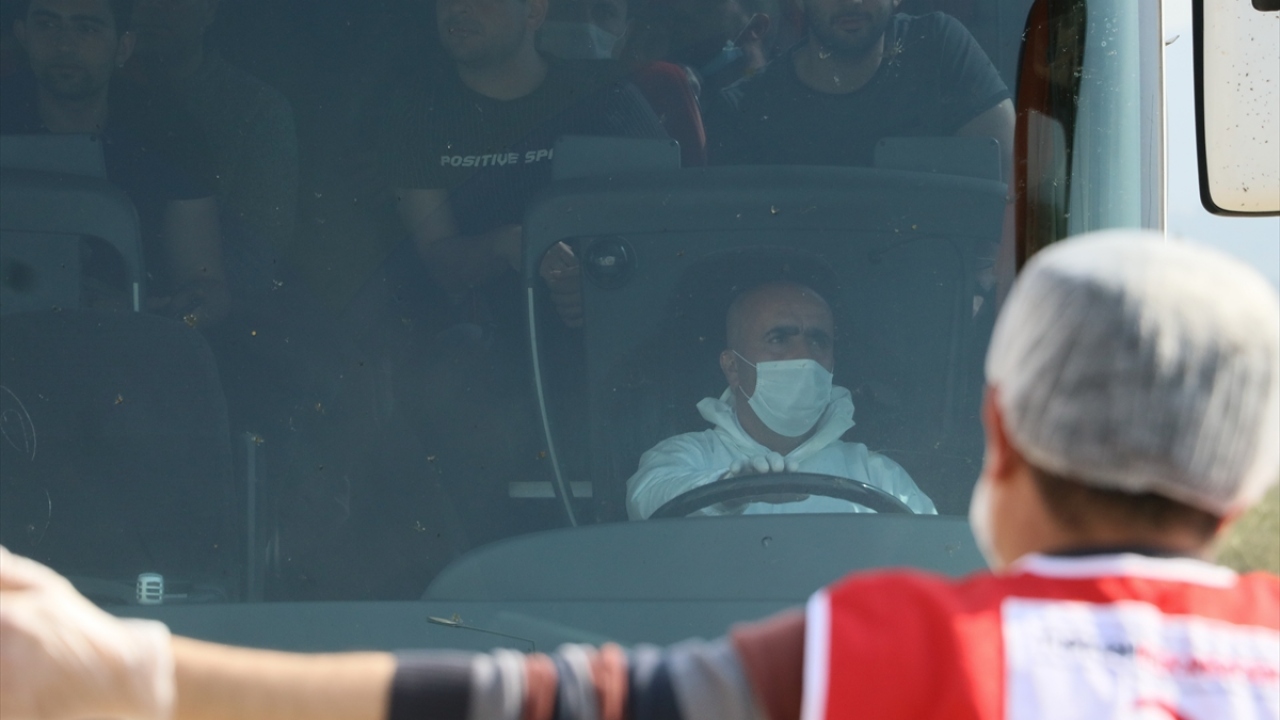 Daha sonra otobüslere bindirilen aralarında öğrencilerinde yer aldığı 143 kişi, gözlem altında tutulacakları Hatay İskenderun ilçesine getirildi.