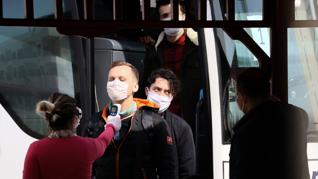 Geniş güvenlik önlemleri altında otobüslerden indirilen vatandaşlar, ateşleri ölçüldükten sonra yurtlara alındı.