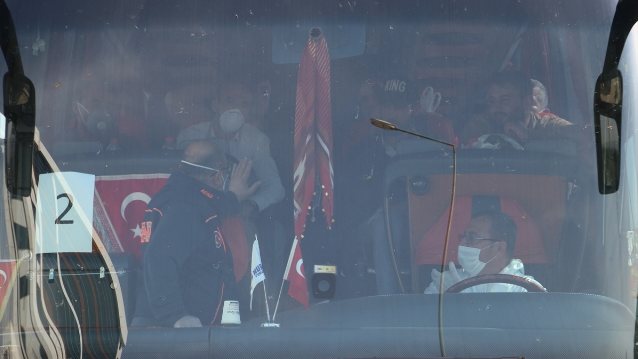 Yine Kıbrıs`tan yurda dönüş yapan 120 kişinin daha kentteki yurda getirileceği bildirildi.