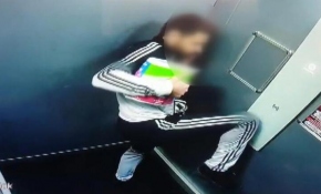 Asansör düğmesine ayağıyla basan kişi tepki çekti