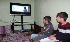 Hakkari'de derslerini takip edemeyen 2 kardeşe televizyon hediye edildi