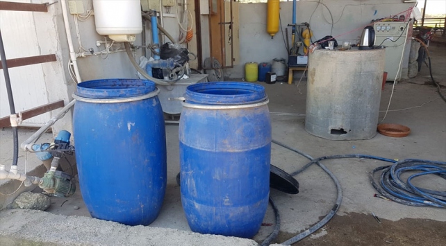 Adanada çiftlik evine baskın: 665 litre sahte içki ele geçirildi