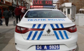 Ağrı'da 'Evde kal' yazısı polis arabalarında