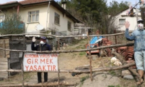 Yaşlı adamdan koronavirüse karşı tabelalı önlem