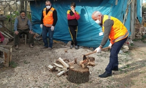 Vefa ekibi vatandaşların odunlarını da kırıyor