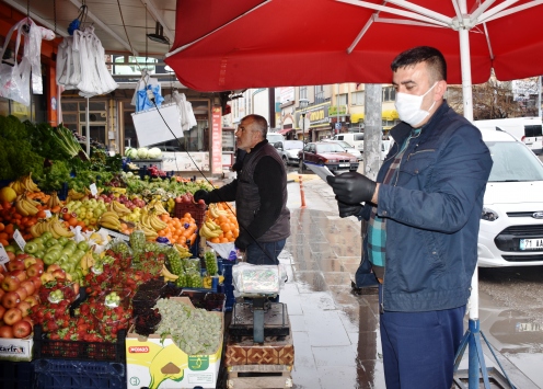 Kırıkkalede bir muhtar mahallelinin yardımına koşuyor