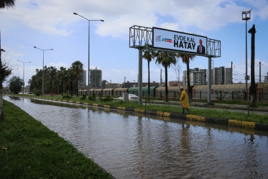 Hatayda sağanak nedeniyle ev ve iş yerlerini su bastı