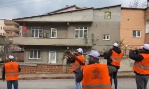 Çanakkale Çan'da 'evde kal'anlara moral konseri