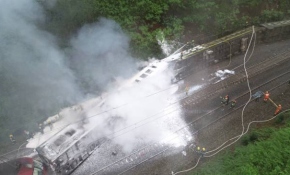 Çin’de yolcu treni raydan çıktı: 20 yaralı