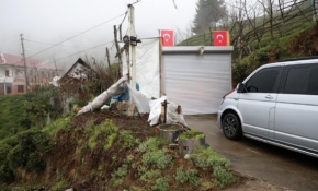 Rizeli kardeşler koronavirüse karşı mahalle yolunu kapattı