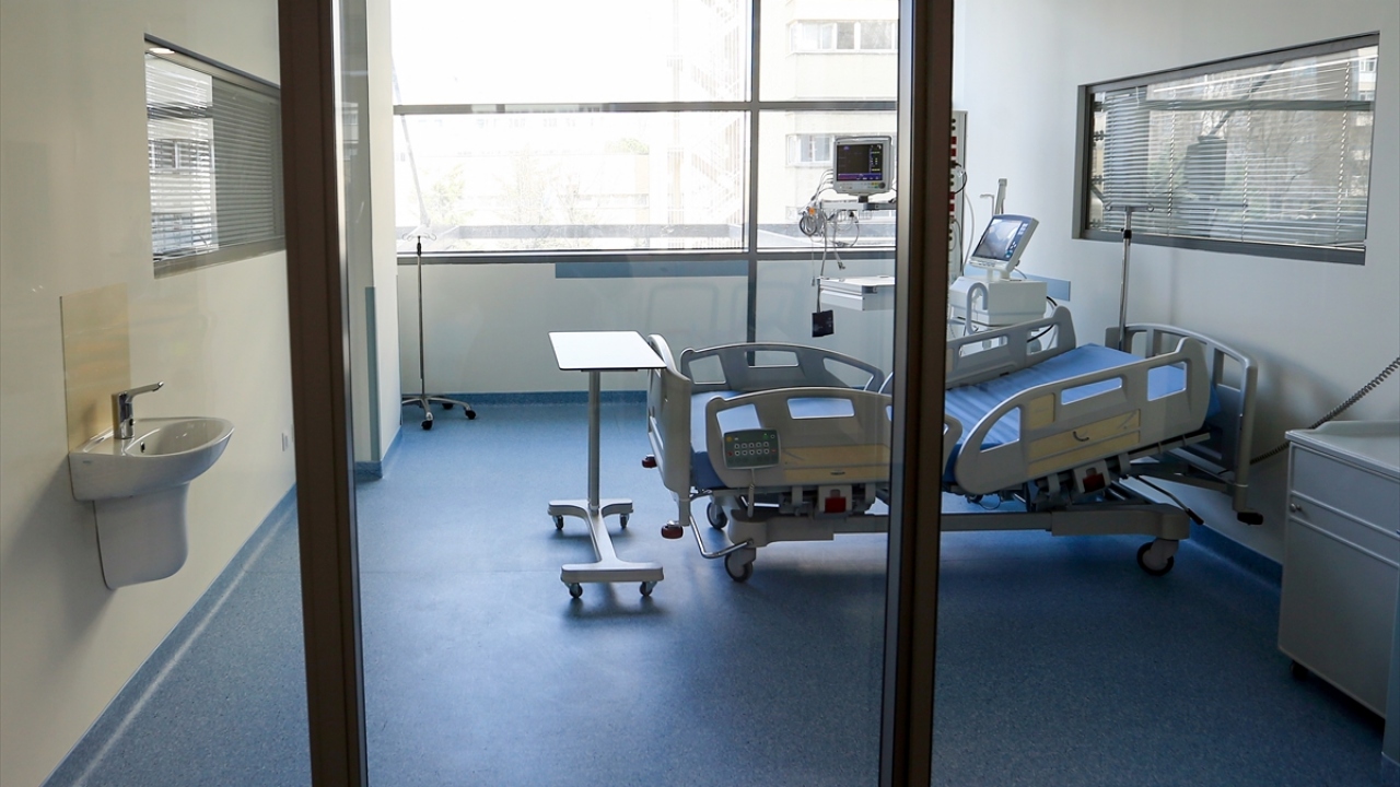 Normal zamanlarda 750 yataklı olan hastane, COVID-19 salgını nedeniyle 99`u yoğun bakım olmak üzere 600 yataklı olarak kullanılacak.