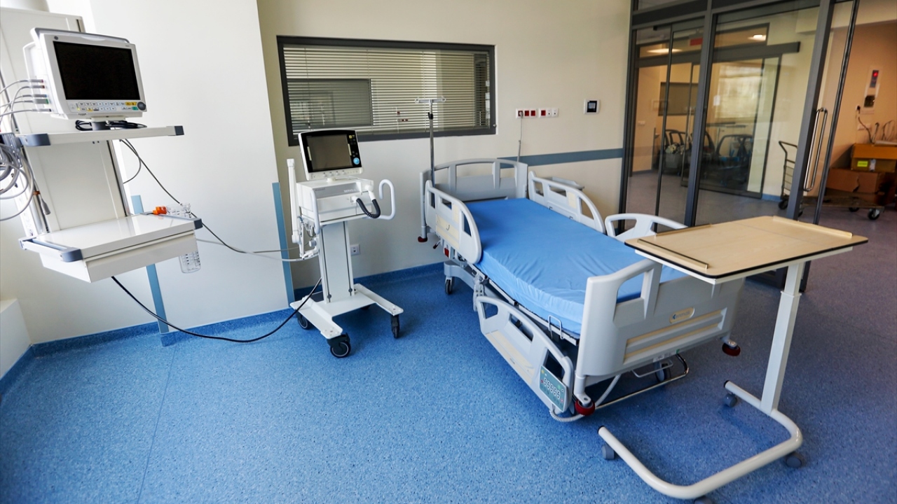 Yılda 1,5 milyon poliklinik hastasının yanında 700 bin acil hastanın tedavi edildiği, 45 bin ameliyatın gerçekleştirildiği hastane sismik izolatör teknolojisiyle yeniden inşa edildi.