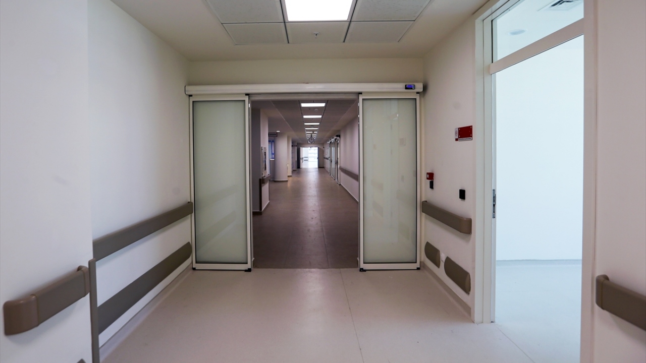 Hastanenin yenilenen 180 bin metrelik bölümünde yeniden hasta kabulüne başlandı. 