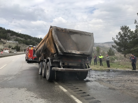 Karabükte hafriyat yüklü tır yandı