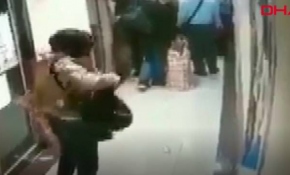 İspanya’da Çinli kadın, metro istasyonundaki panolara tükürdü