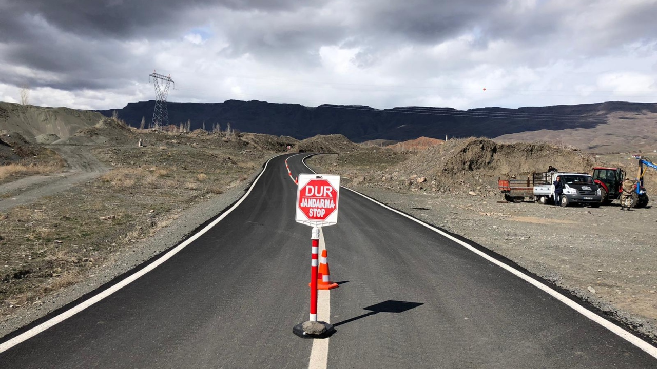 Jandarma, Kağızman ilçesine bağlı Karabağ köyü yolunda güvenlik önlemi aldı.