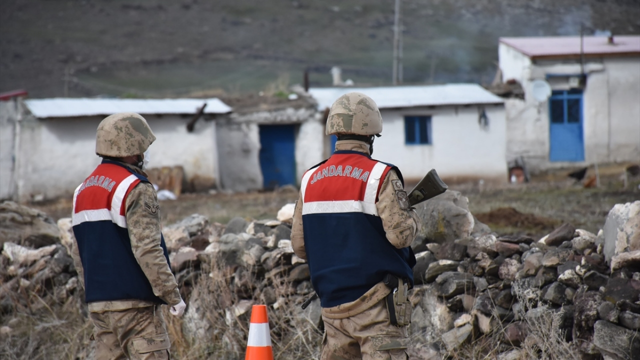 Karantinaya alınan Susuz ilçesine bağlı Erdağı köyünde jandarma ekipleri önlem aldı.