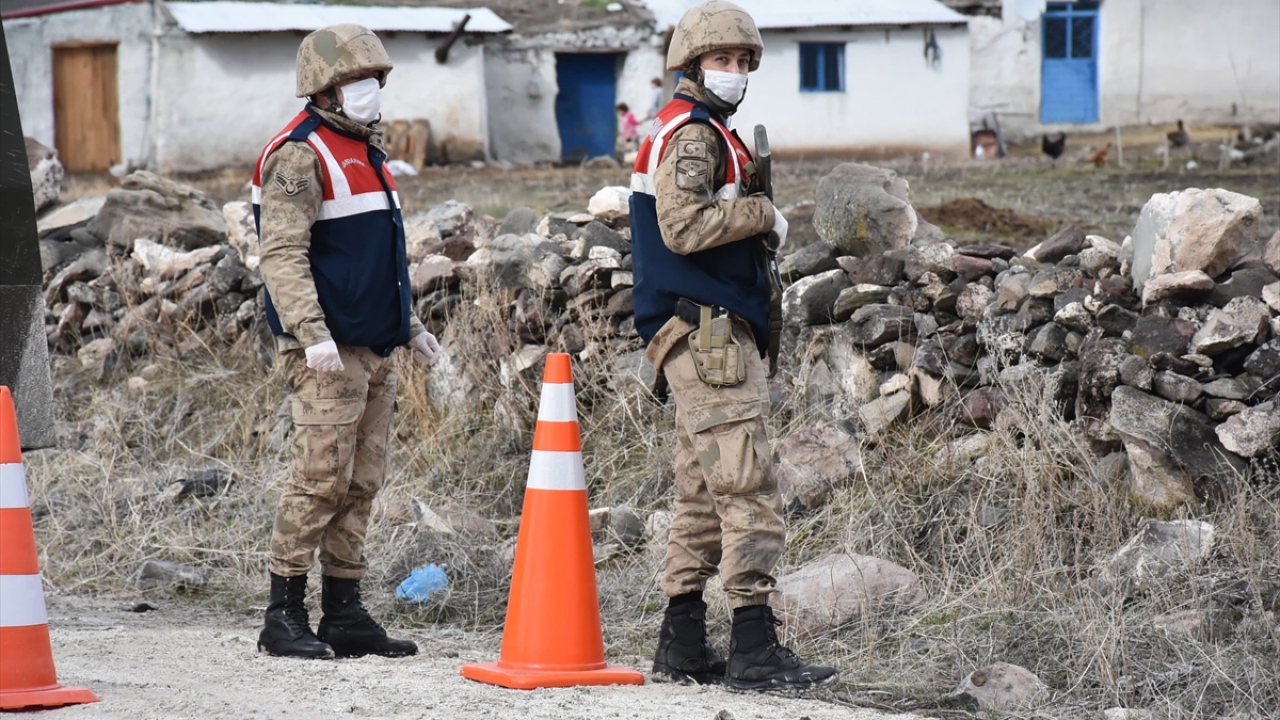 Valilikten yapılan açıklamada, koronavirüs tedbirleri kapsamında, bazı köyler ve bir mahallenin karantina altına alındığı belirtildi.