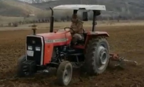 Mehmetçik, evden çıkamayan yaşlının tarlasını sürdü