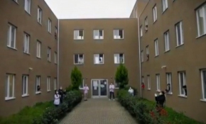 Yurttaki öğrenciler personelle birlikte şarkı söyledi