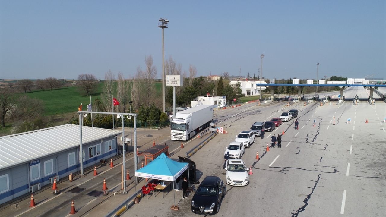 Kente giriş yapılan kara yolu ve gişelerde 24 saat uygulama yapan jandarma ekipleri, İstanbul istikametinden gelen hususi araçların sürücülere ve yolculara koronavirüsle mücadele hakkında bilgi veriyor. 