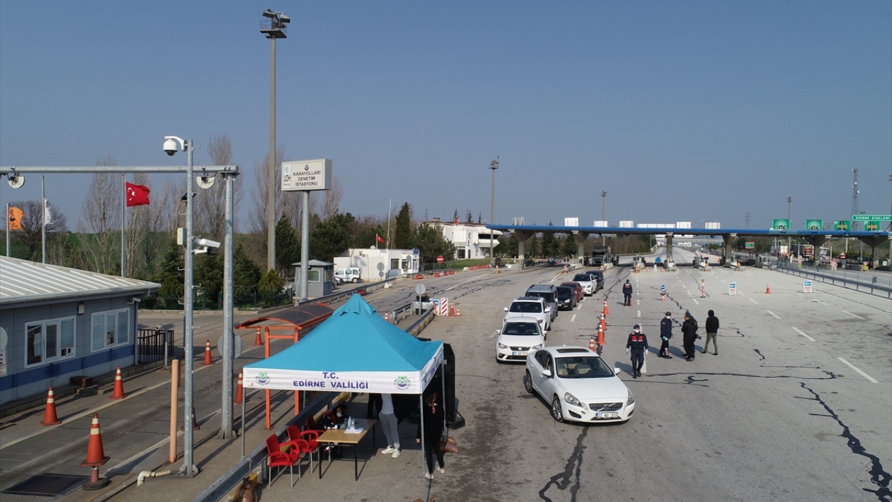 Edirne`ye niçin geldikleri ve kaç gün kalacakları sorularak bilgileri kayıt altına alınan sürücü ve yolcuların ateşleri de ölçülüyor.
