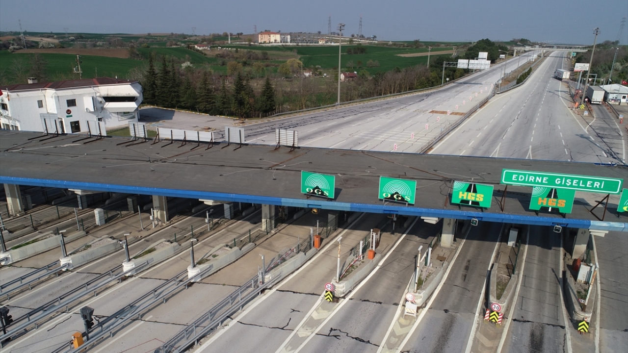 Kentte günübirlik kalacaklar çıkış noktalarındaki güvenlik güçlerinden kaydını sildiriyor, konaklayacaklara ise kendilerini 14 gün izole etmeleri konusunda bilgi veriliyor.