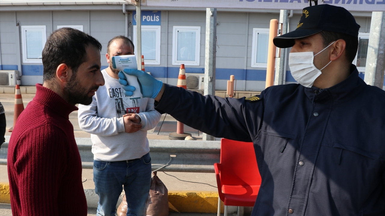 Kara yollarında alınan önlemleri doğru bulduklarını ifade eden Gülen, "Yolda birkaç kez durdurdular, ateşimizi ölçtüler. Kontroller iyi." ifadesini kullandı.