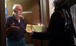 Evden çıkamayan yaşlı vatandaşa doğum günü sürprizi