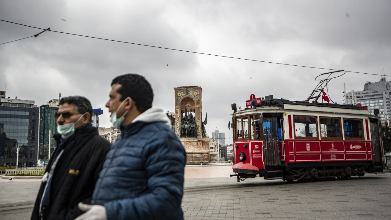Koronavirüs önlemleri kapsamında sokağa çıkılmaması yönünde vatandaşlara yapılan çağrılara Tarihi Yarımada, Beşiktaş ve Beyoğlu`nda da uyuldu. 