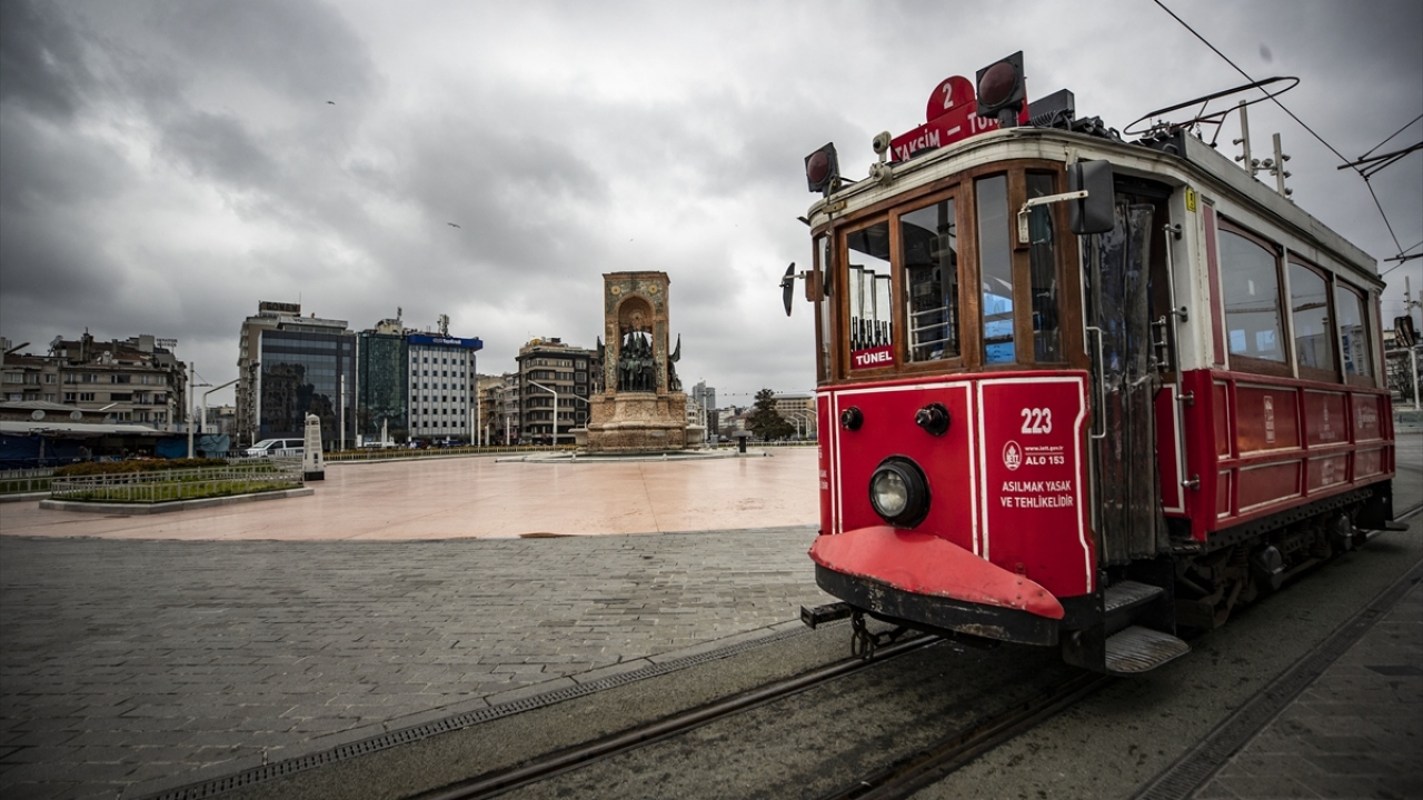 Hafta içi ve hafta sonu yerli ve yabancı turistlerin uğrak yeri olan ve her zaman kalabalık olmasıyla bilinen Taksim Meydanı ile İstiklal Caddesi, koronavirüs salgını dolayısıyla sessizliğe büründü.