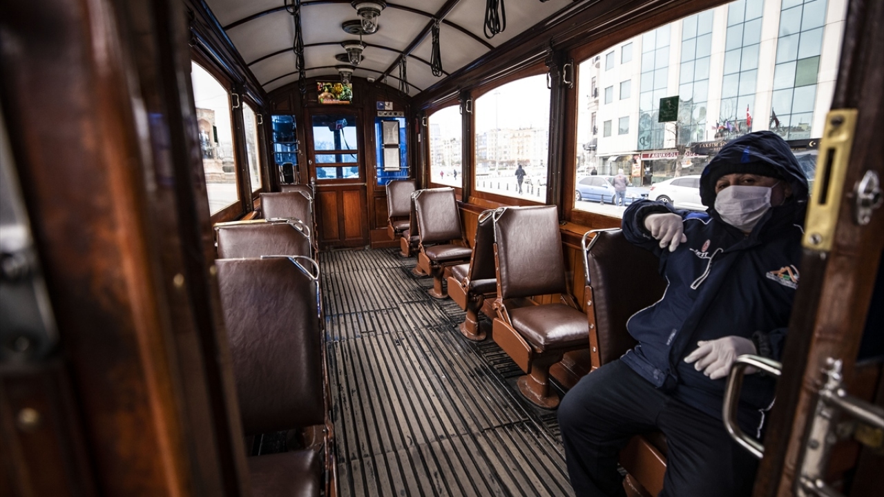 Cadde üzerindeki birçok iş yeri kapalı kalırken, Beyoğlu`nun simgelerinden nostaljik tramvay ise boş kaldı.