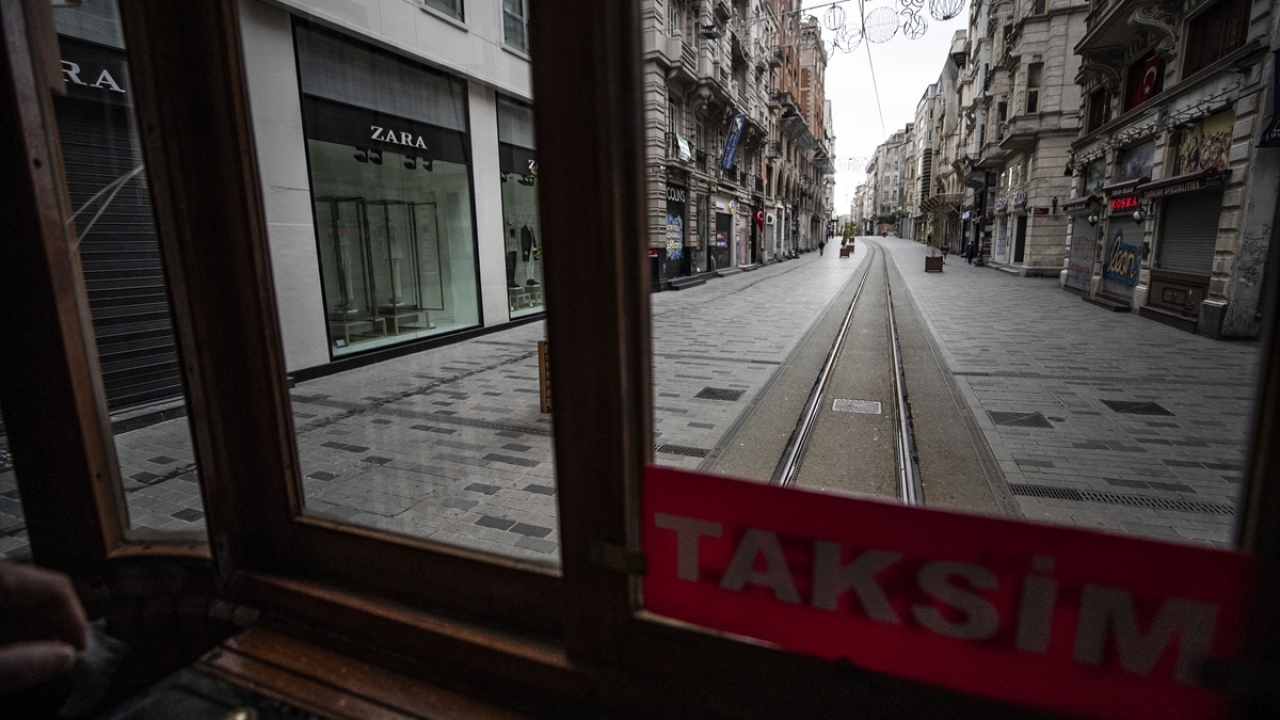 Seyirlerine devam eden nostaljik tramvay yolcu bulamazken, meydanda atlı polisler ile sağlık ekiplerinin yanı sıra temizlik görevlileri de hazır bulunuyor.