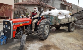 Jandarma karantinadaki köye traktörle saman götürdü