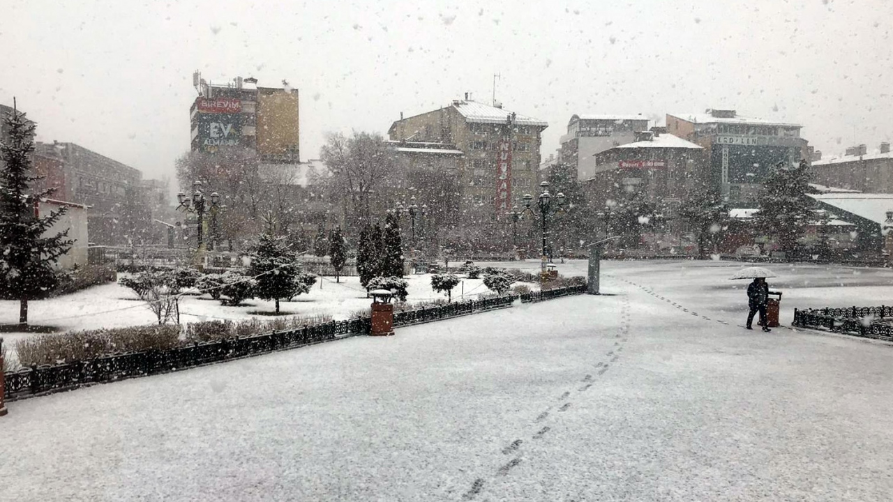 Sabah saatlerinde başlayan ve aralıksız etkisini sürdüren kar yağışı, kent merkezini beyaza bürüdü. 